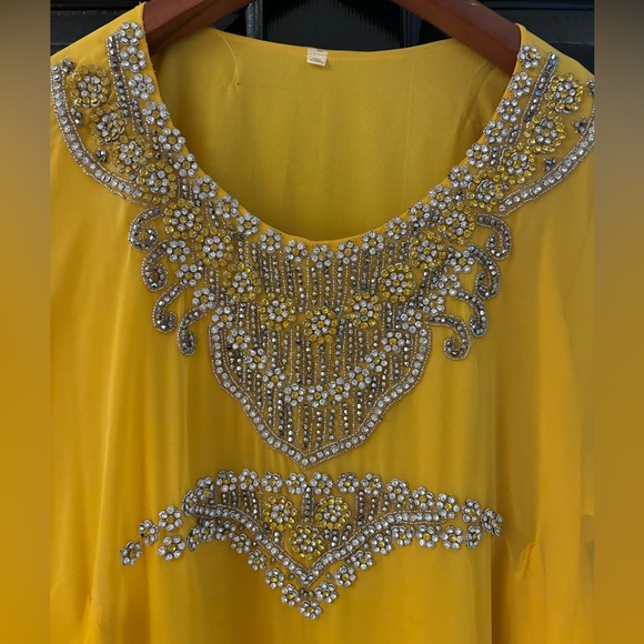 Yellow abaya with crystal trim - Picture 1 of 3